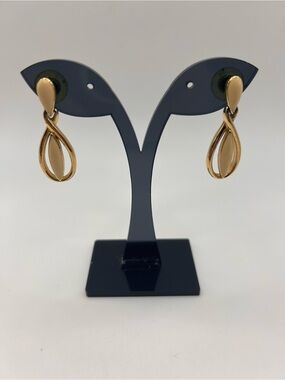 Vintage Trifari gold tone cream enamel dangly earrings